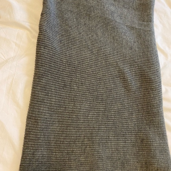 H&M Infinity Gray Scarf 🧣 Soft, Stretchable, and Warm in Ribbed Patterns🧣 - Picture 7 of 11